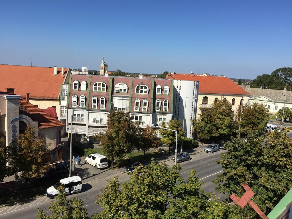 Belvarosi Deluxe Apartman Baja Luaran gambar